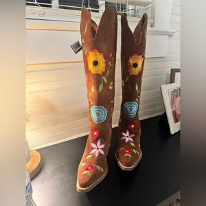 BNWT women’s dingo cowboy boots. Size is 9.5.